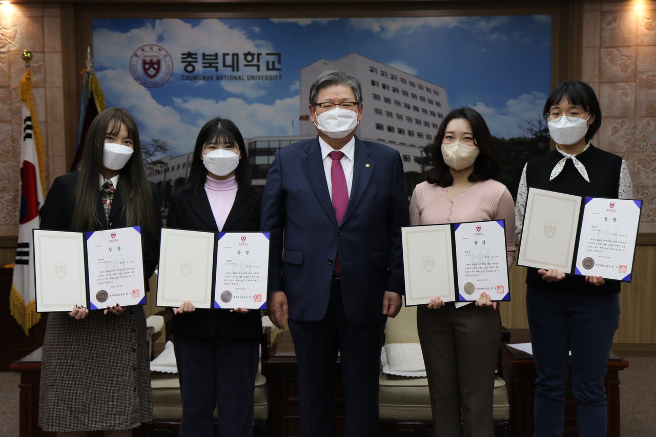 왼쪽부터 김유진·윤나은·김수갑 총장·김수민·나비야