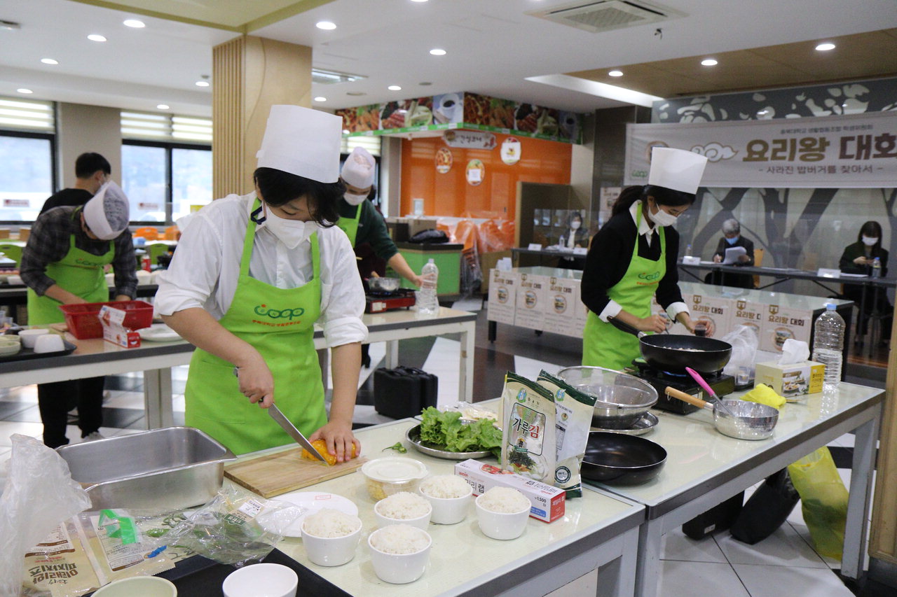 제7회 요리왕 선발대회 참가팀들이 요리를 만들고 있다.