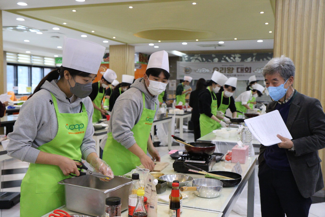 제7회 요리왕 선발대회 참가팀들이 요리를 만들고 있다.