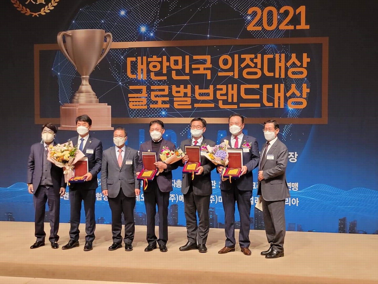 엄태영(오른쪽 두 번째)·문진석(왼쪽 두 번째) 의원이 한국프레스센터에서 '2021 대한민국 의정대상'을 수상한 후 기념사진을 찍고 있다.>/엄태영 의원 페이스북