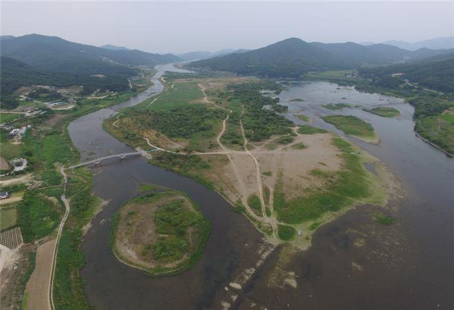 충주 비내섬 전경. 비내섬은 남한강 중상류 지역 92만484㎡에 자연적으로 만들어진 섬이다. / 환경부