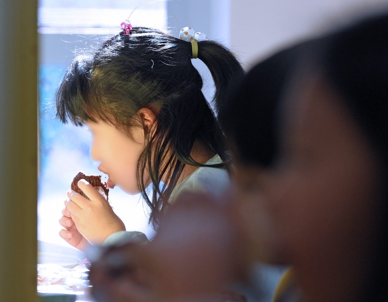 전국학교비정규직연대회가 총파업에 들어간 2일 충북 청주시의 한 초등학교에서 아이들이 빵과 우유로 구성된 대체 급식을 먹고 있다. /김명년