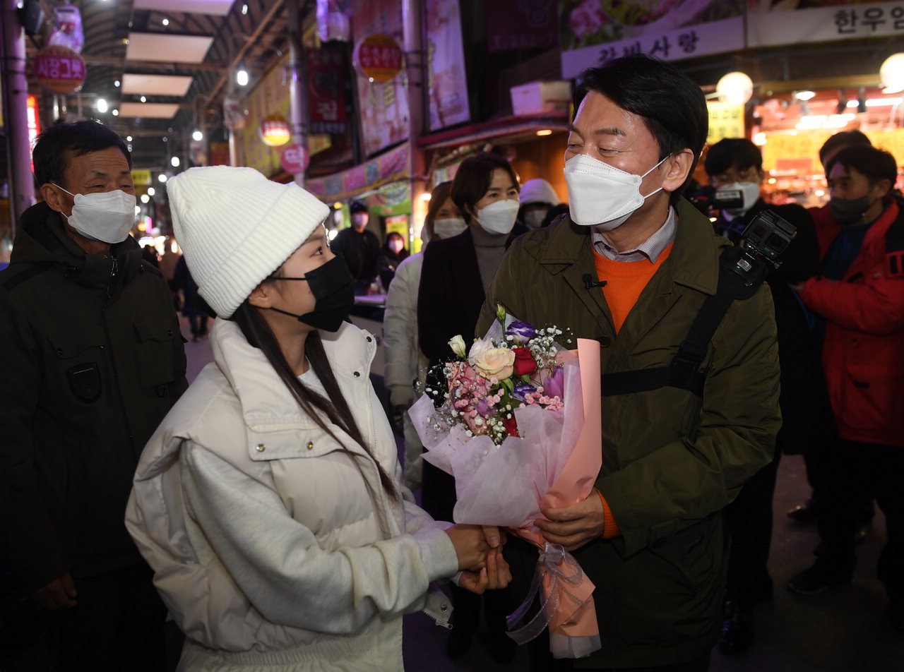 안철수 국민의당 대선후보가 5일 충북 청주 육거리시장에서 한 지지자에게 꽃다발을 받고 있다. /김명년