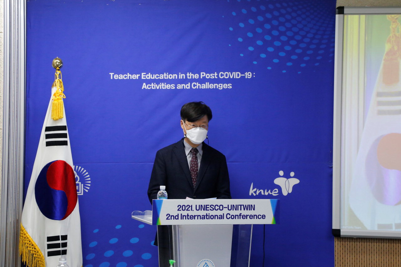 김종우 한국교원대 총장이 유네스코-유니트윈 국제 컨퍼런스를 개최하며 환영사를 하고 있다.