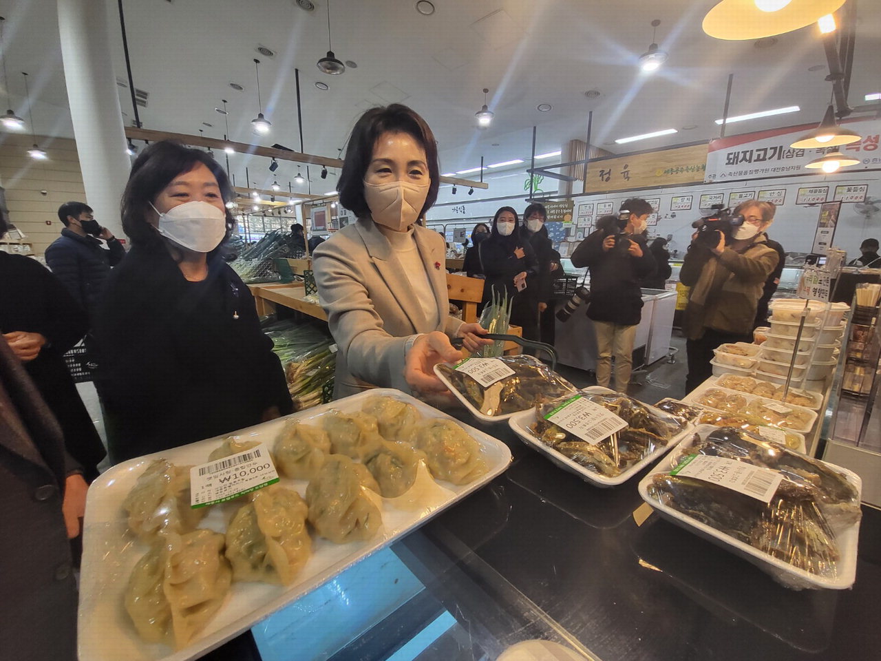이재명 더불어민주당 대선 후보의 부인인 김혜경씨가 23일 세종시 싱싱장터를 찾아 로컬푸드 상품을 구매하고 있다. / 세종시 기자단