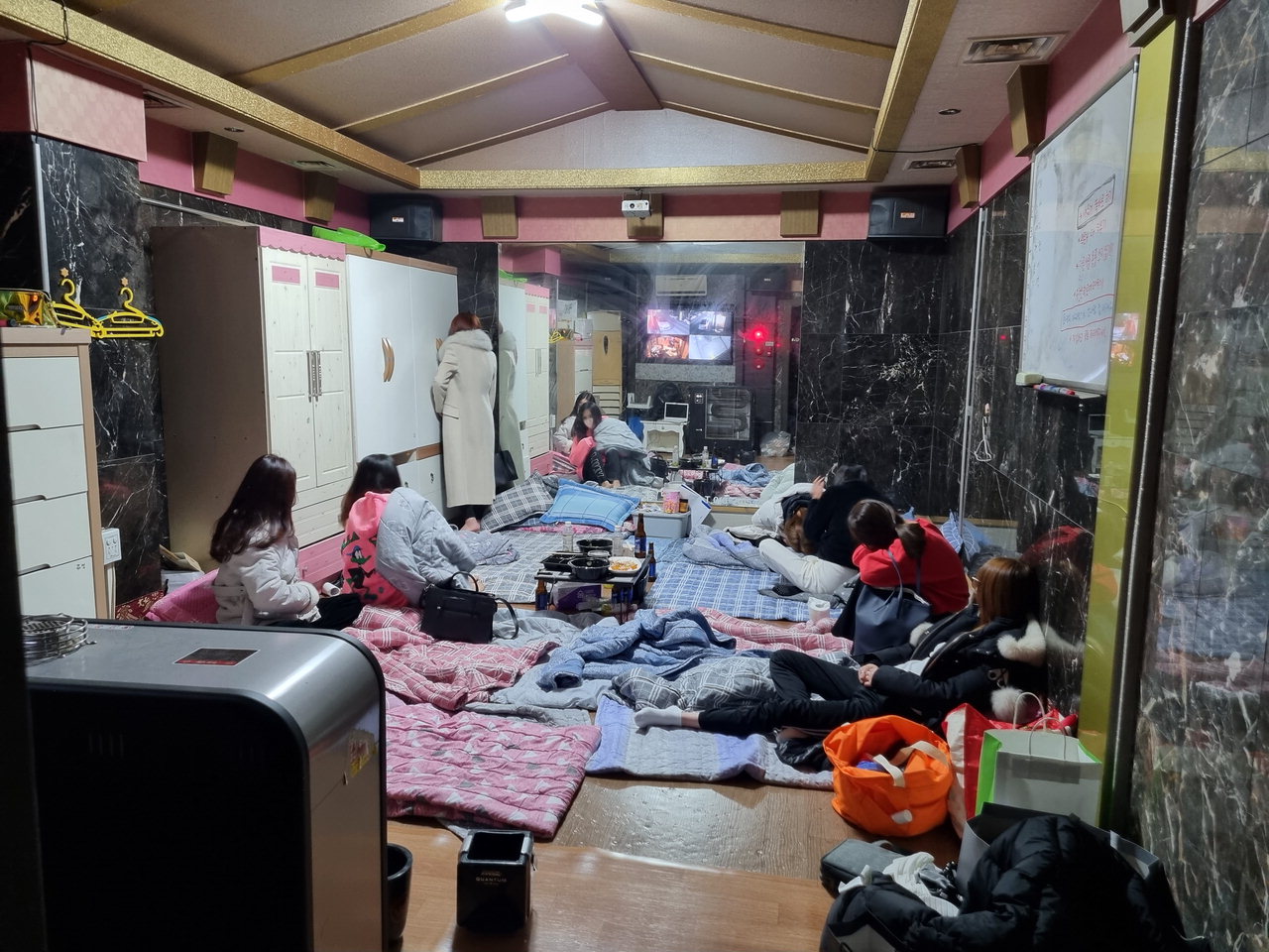 지난 23일  밤 9시가 넘은 상황에서 대기를 하고 있는 여성 종업원들. /충남경찰청