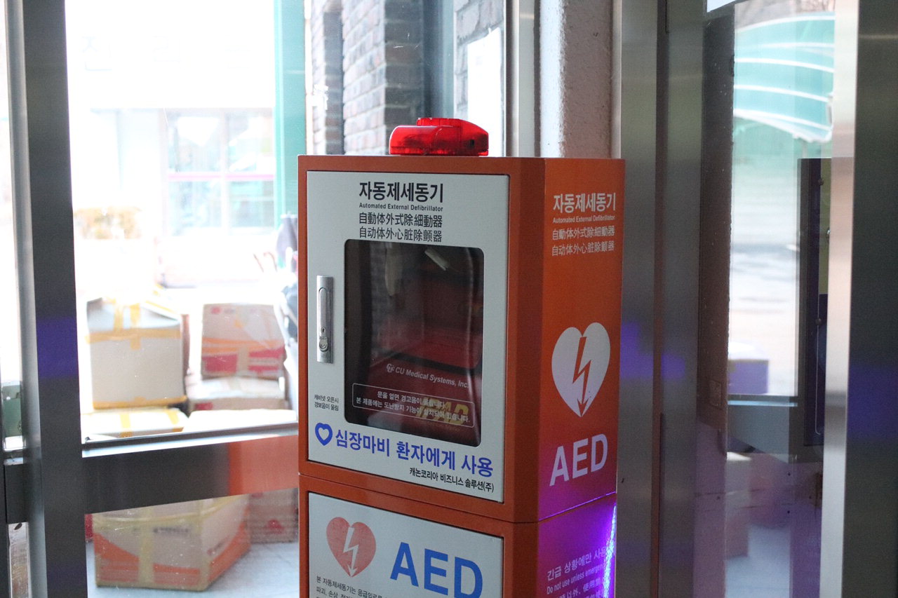 학생들이 생활공간인 기숙사에 설치돼 있는 AED의 모습.