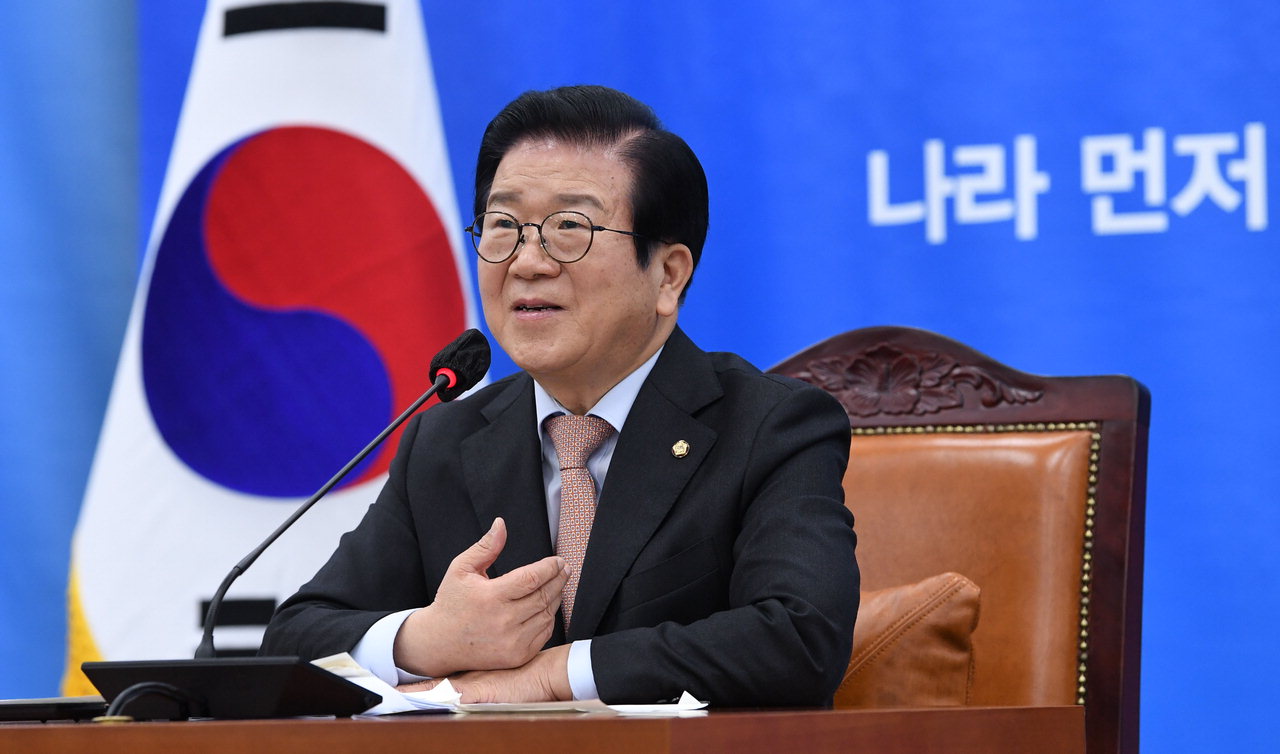 박병석 국회의장이 6일 국회에서 신년 기자회견을 하고 있다. /연합뉴스