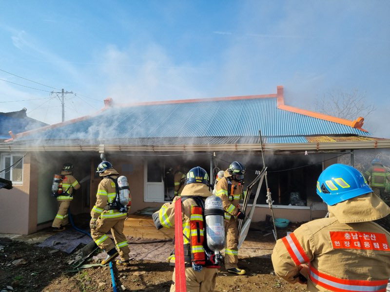 논산소방서 대원들이 지난해 12월 논산시 한 단독주택에서 발생한 화재를 진압하고 있다. /충남소방본부