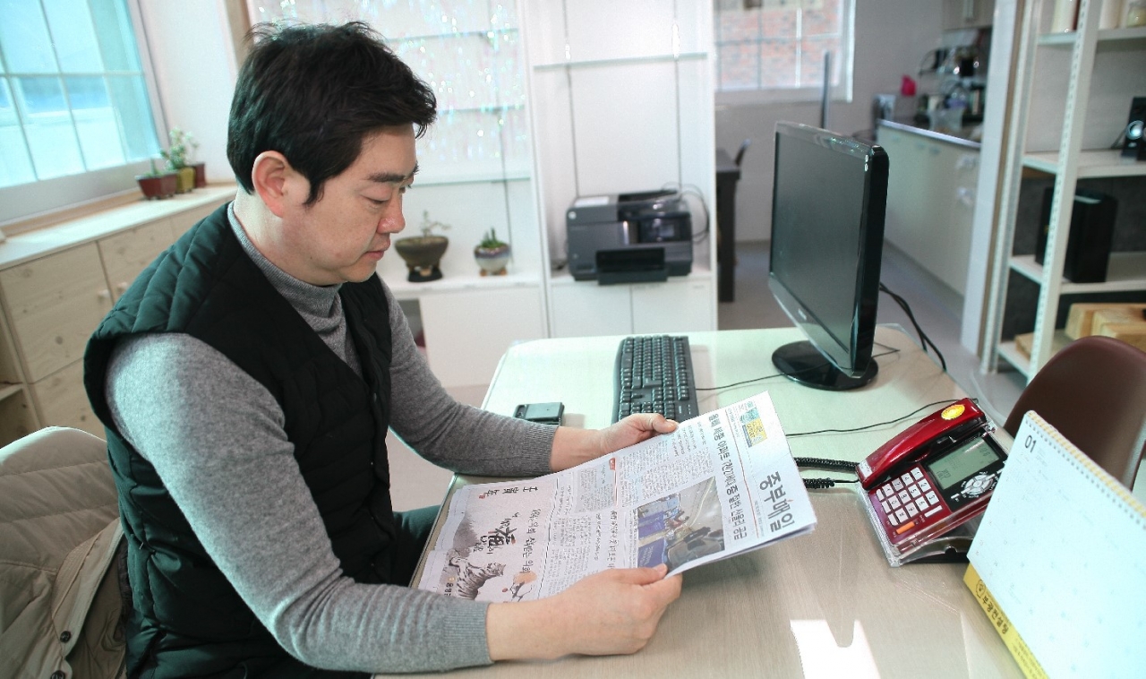 지난 17일 김진수 승원건설 대표가 자신의 사무실에서 중부매일 신문을 읽고 있다.