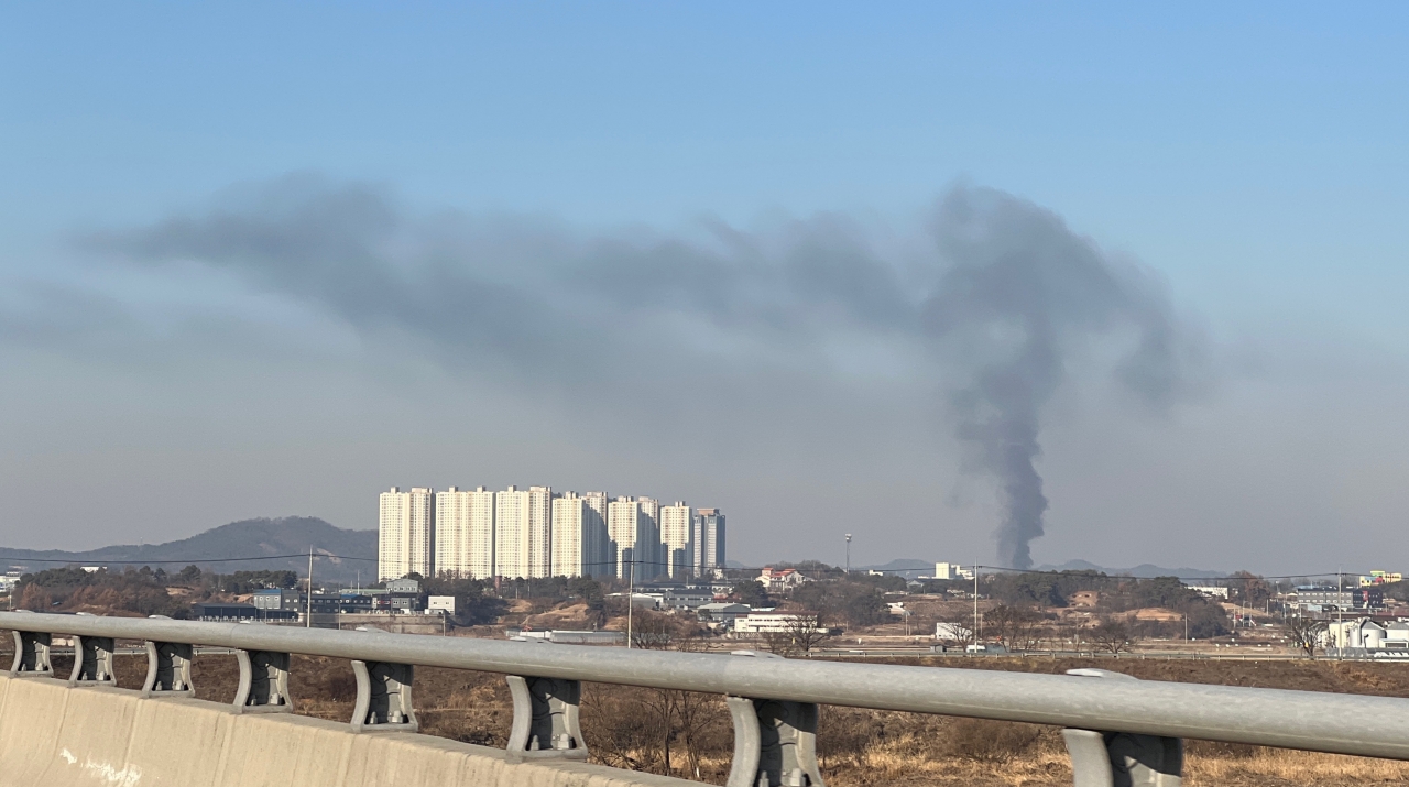 21일 오후 3시께 폭발사고가 발생한 충북 청주시 오창읍의 한 축전지 제조공장에서 나온 연기가 하늘을 뒤덮고 있다. /김명년