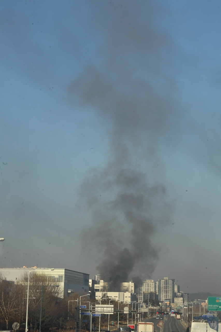 폭발사고 발생한 청주 축전지 제조공장  21일 오후 3시께 폭발사고가 발생한 충북 청주시 오창읍의 한 축전지 제조공장에서 나온 연기가 하늘을 뒤덮고 있다.