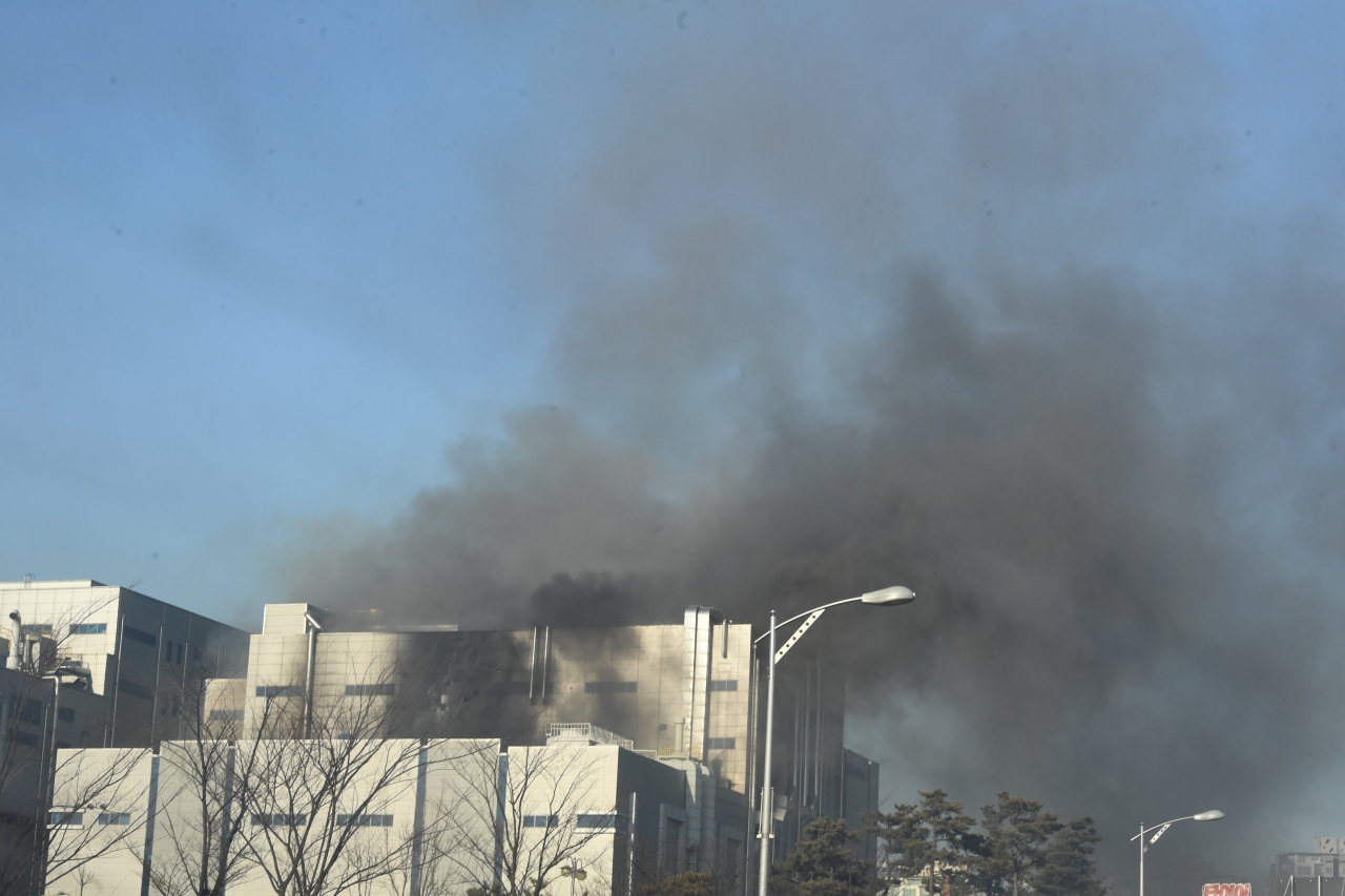 폭발사고 발생한 청주 축전지 제조공장  21일 오후 3시께 폭발사고가 발생한 충북 청주시 오창읍의 한 축전지 제조공장에서 나온 연기가 하늘을 뒤덮고 있다.