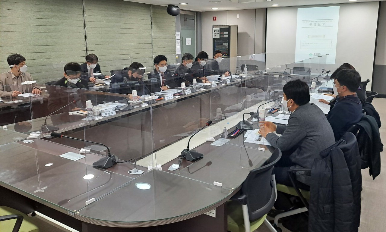 첫 번째 청주 도심 통과 광역철도 자문단 회의가 25일 충북연구원에서 개최됐다. /충북도