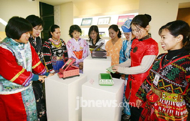 충북지역 이주여성들이 각국 전통복장을 입고 서있다. / 중부매일DB