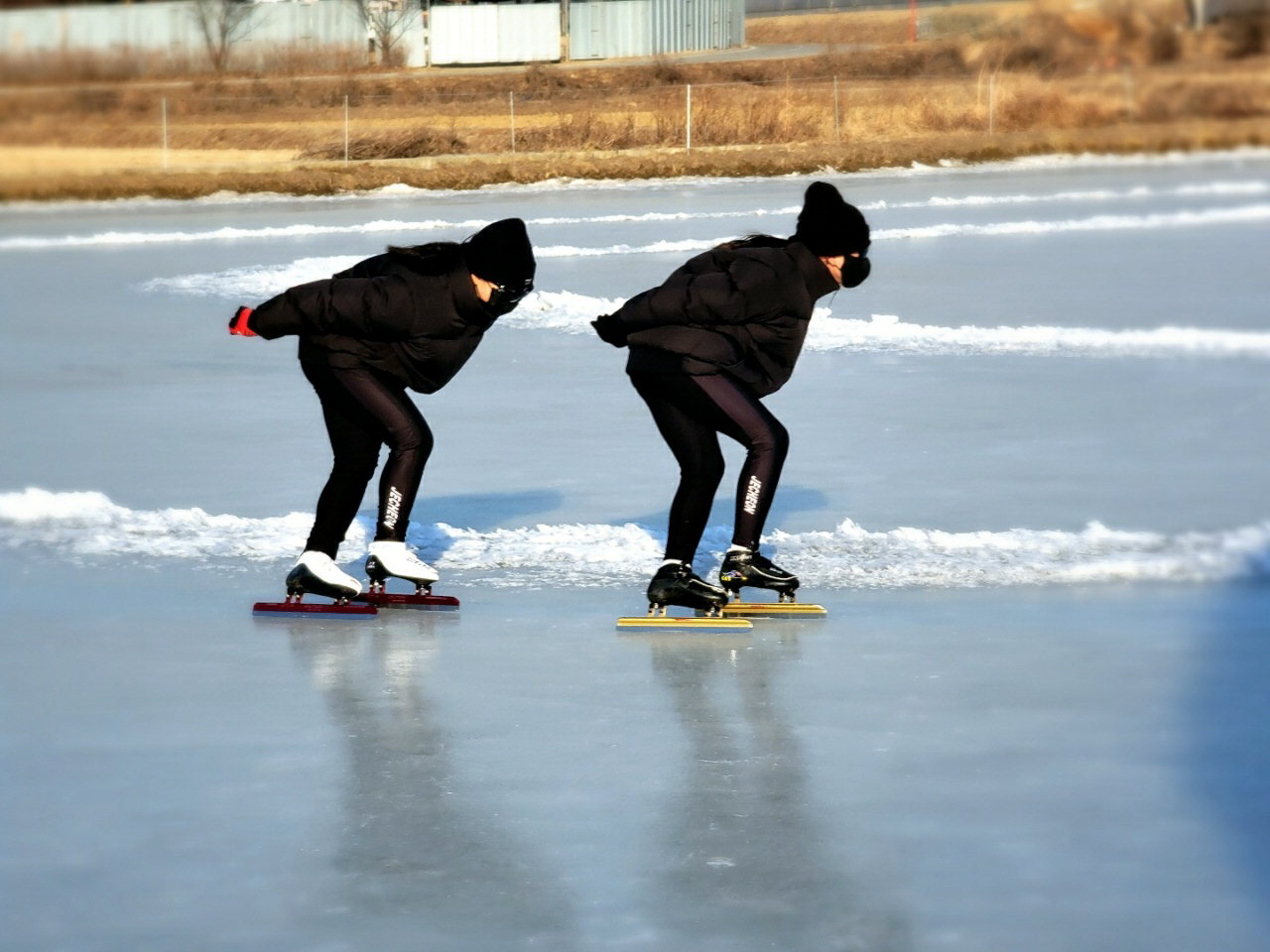 얼어붙은 충북 제천시의 한 저수지에서 스케이팅 훈련에 임하고 있는 박하은, 박가은 선수 /충북도장애인체육회