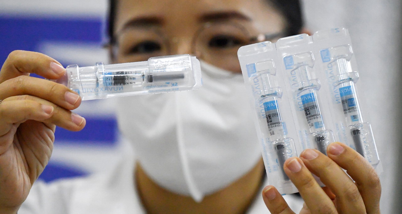 만 18세 이상 성인 미접종자를 대상으로 노바백스 백신 접종이 시작된 14일 청주 상당보건소에서 의료진이 백신을 살펴보고 있다. /김명년