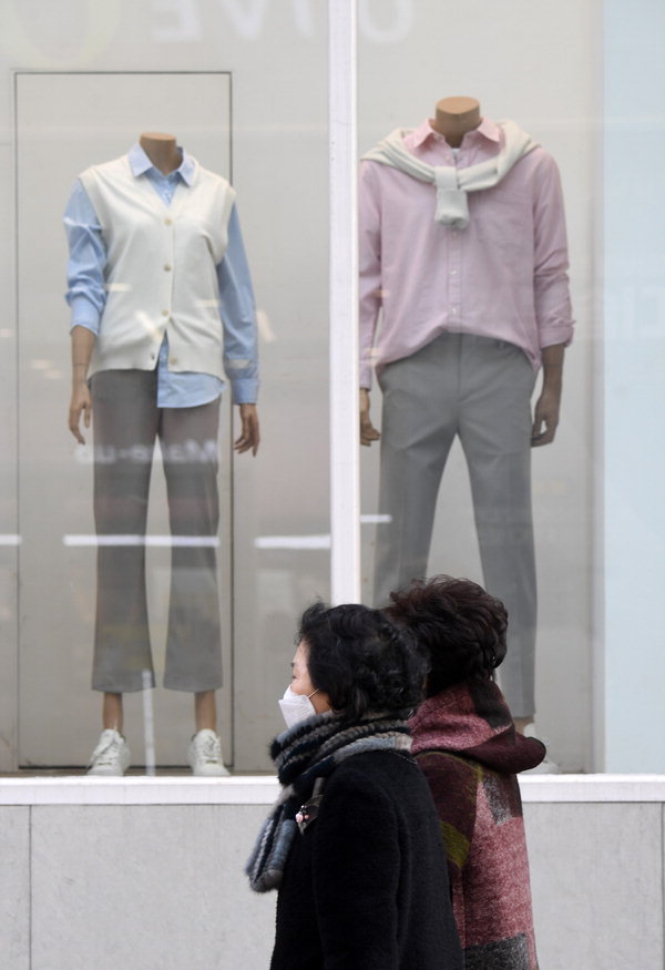 영하권 날씨가 이어진 21일 청주 성안길의 한 옷가게 쇼윈도 마네킹이 봄옷을 입고 있다. /김명년
