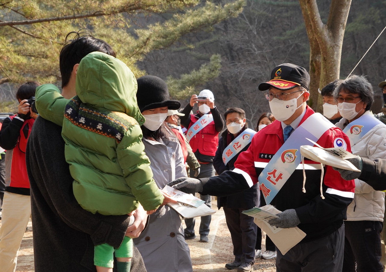 최병암 산림청장(오른쪽)이 대전 유성구 계룡산국립공원(수통골)에서 관계관들과 등산객을 대상으로 산불예방 캠페인을 벌이고 있다./산림청