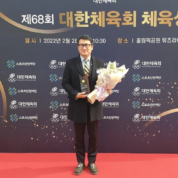 김두환 충북도스쿼시연맹 전무이사가 지난달 28일 서울 올림픽공원에서 열린 제68회 대한체육회 체육상 시상식에서 공로부문 우수상을 수상했다.