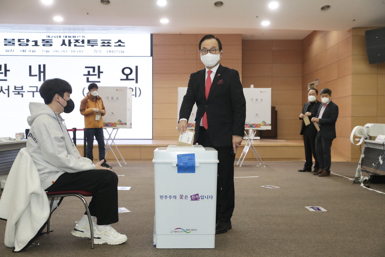 박상돈 천안시장이 20대 대선 사전투표 첫날인 4일 오전 천안시청에서 사전투표에 참여했다.