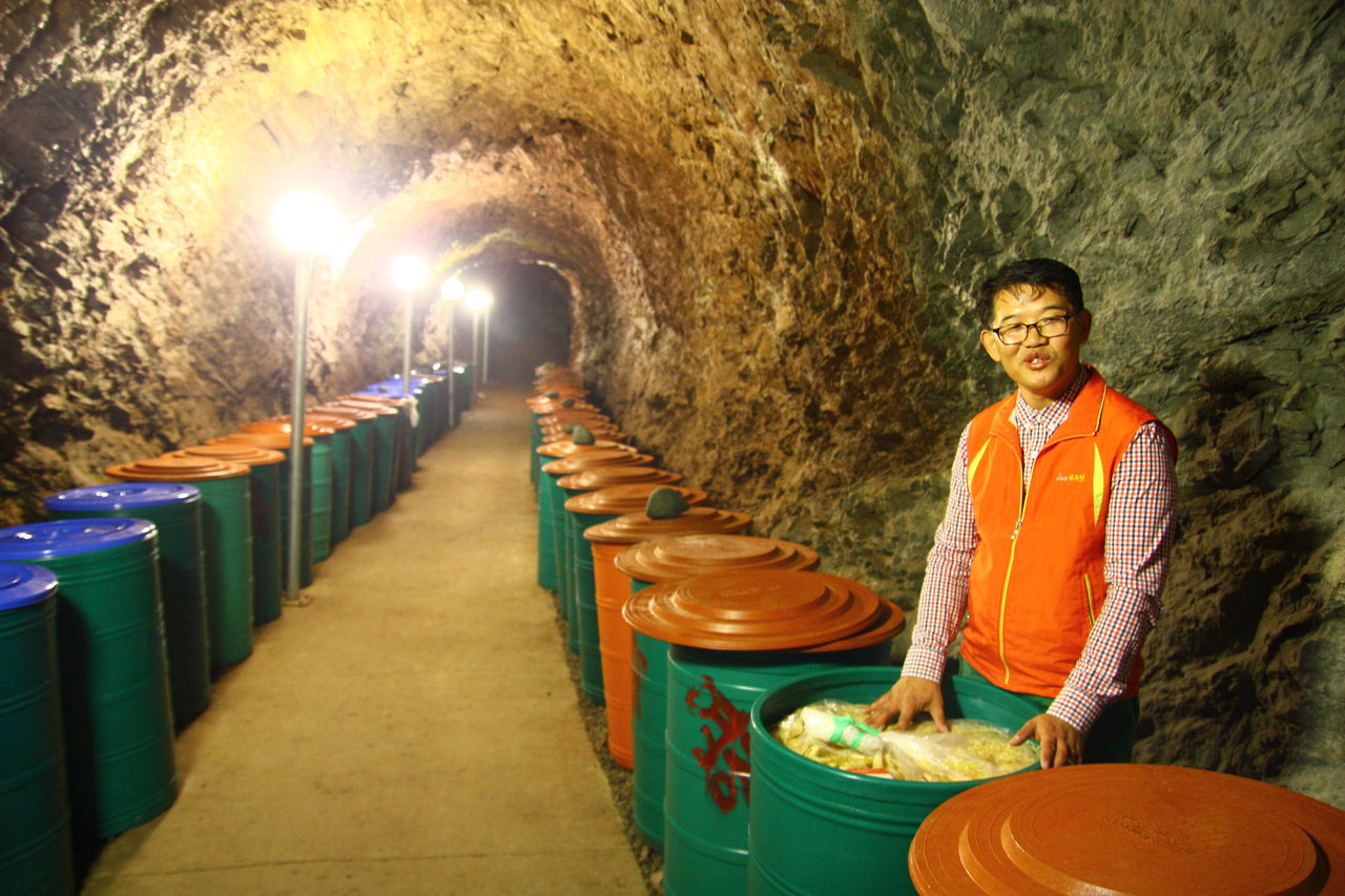 김종복 대표가 토굴에서 숙성시키고 있는 새우젓에 대해 설명하고 있다.