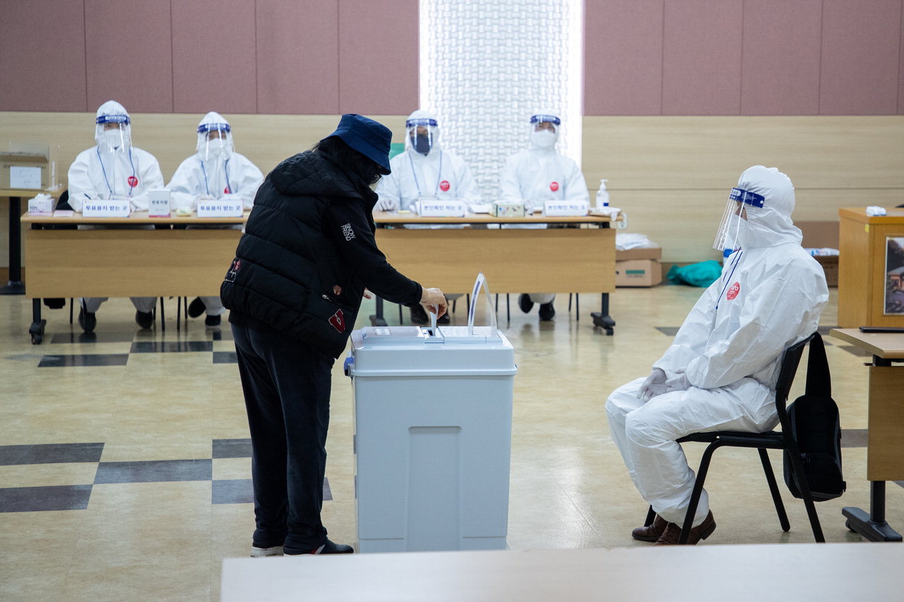 제20대 대통령 선거일인 9일 오후 6시 증평지역의 코로나19 확진자들이 투표소를 찾아 한 표를 행사하고 있다.