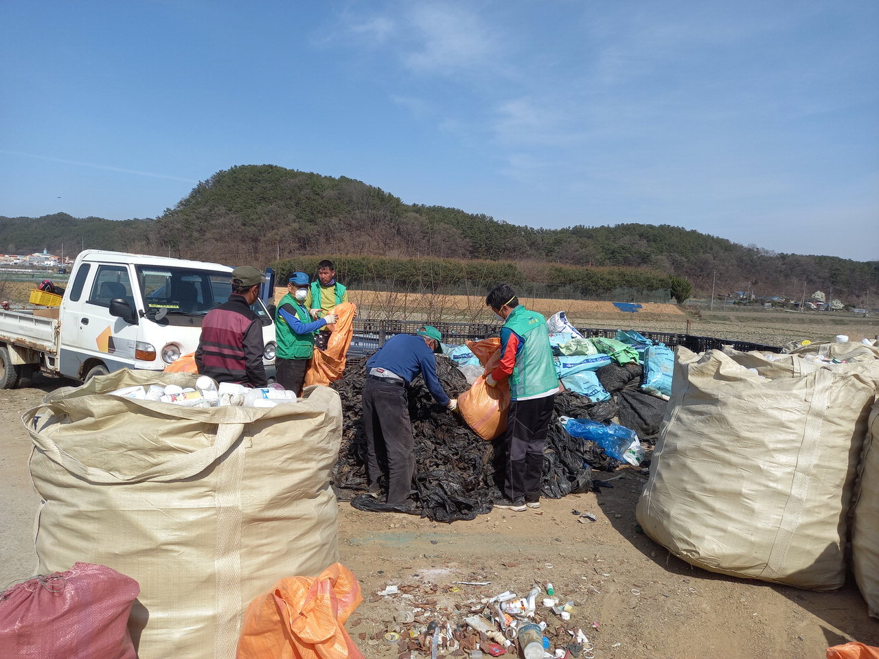 진천군 문백면 새마을회 영농폐기물 수거 모습