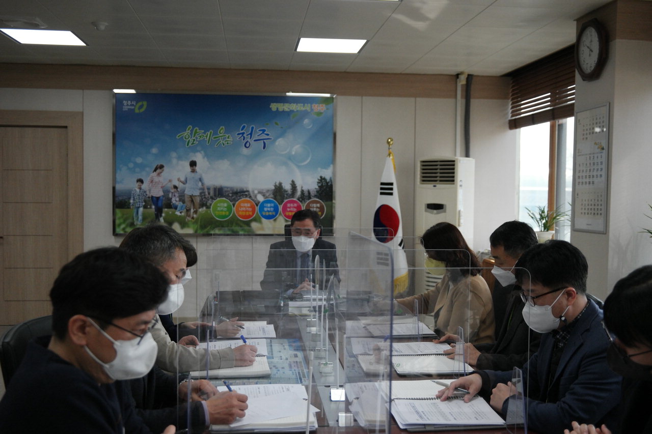 김종오 서원구청장은 15일 코로나 기초역학조사의 전 직원 확대 추진과 관련해 현황을 점검하고 철저한 기초역학조사 지원을 당부했다.