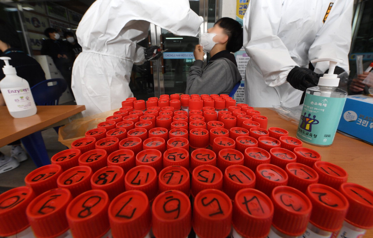 17일 충북 청주남중학교에 설치된 이동형 PCR 검사소에서 학생들과 교직원들을 대상으로 코로나19 검사가 진행되고 있다. /김명년