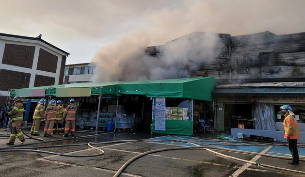 21일 오전 6시 20분께 충북 진천군 진천읍 교성리의 식자재 마트에서 화재가 발생했다. /진천소방서