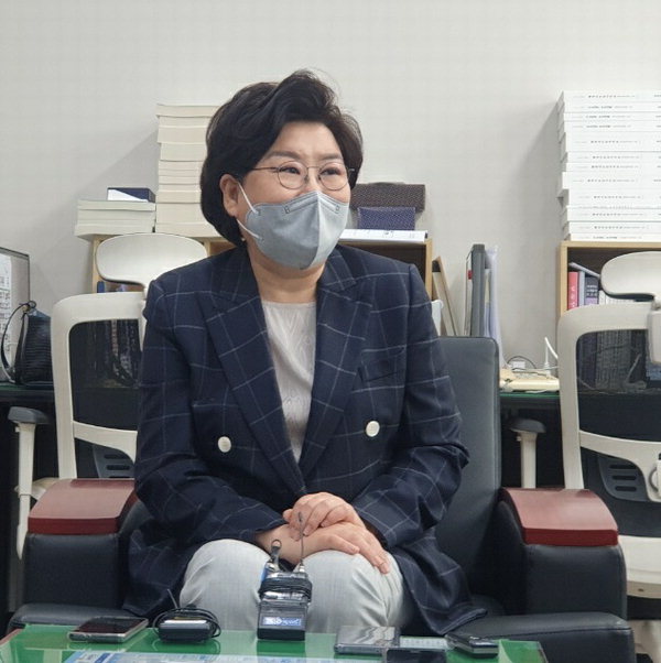 이혜훈 전 의원이 22일 충북도청 기자실을 찾아 충북지사 출마를 공식화 하고 있다. /정세환