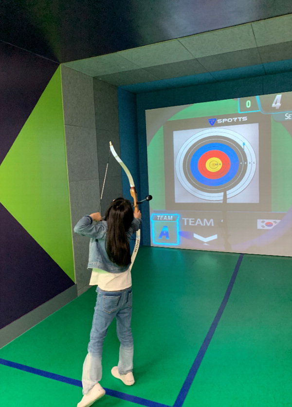 VR교실에서 양궁을 체험하는 모습.