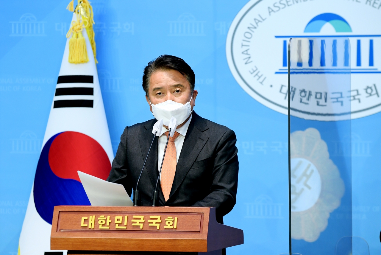 지난 22일 김영환 전 의원이 오전 국회 소통관에서 경기도지사 출마선언 기자회견을 하고 있다. /연합뉴스