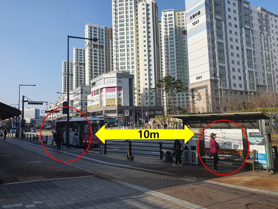 시내버스를 타기 위해서는 승강장(오른쪽 빨간 원)에 앉아 있다가도 10여m를 더 뛰어가 버스가 서는 곳(왼쪽 빨간 원)까지 달려가야 한다. /나인문