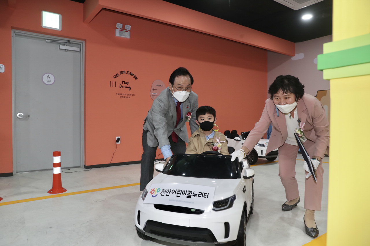 박상돈(왼쪽 첫번째) 시장과 천안어린이꿈누리터를 방문한 한 어린이가 체험활동에 하고 있다. /천안시