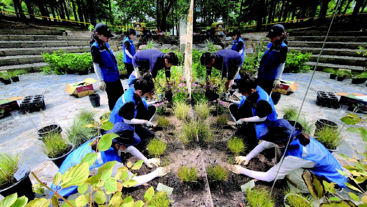 한국수목원정원관리원의 정원드림 프로젝트 현장에서  관련 분야 전공 대학생들과 시민들이 정원설계와 조성방법에 대해 학습하고 있다. /한수정
