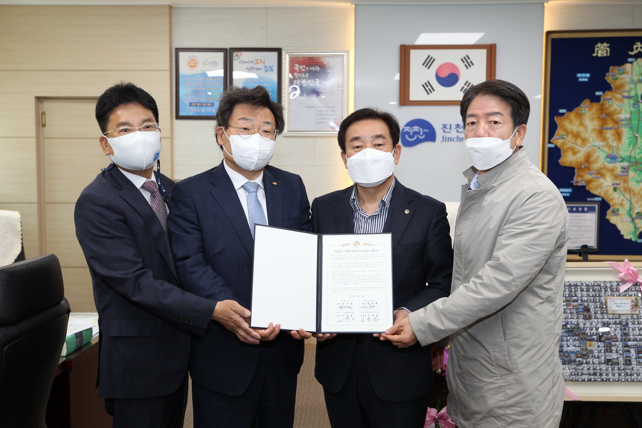 진천군이 19일 진천상공회의소, 진천군기업체협의회, 진천군자원봉사센터와 함께 생산적 일손봉사 업무협약을 체결하고 있다.