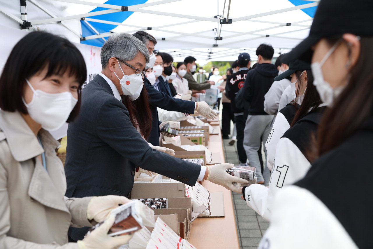 박준훈 총장을 비롯한 보직자들이 학생들에게 간식을 전달하고 있다.