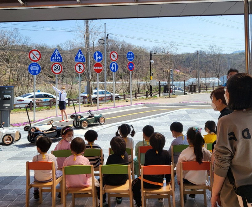 어린이들이 영동군 어린이 교통안전 교육장에서 교통안전 교육을 받고 있다. / 영동군