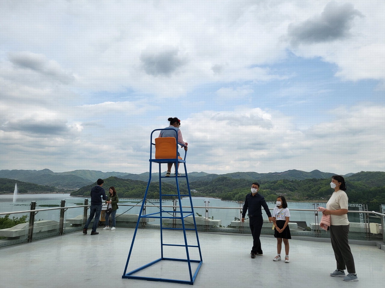 대청호미술관 3층 야외전시장에 설치된 전망대를 체험해보고 있는 관람객들 모습. / 대청호미술관