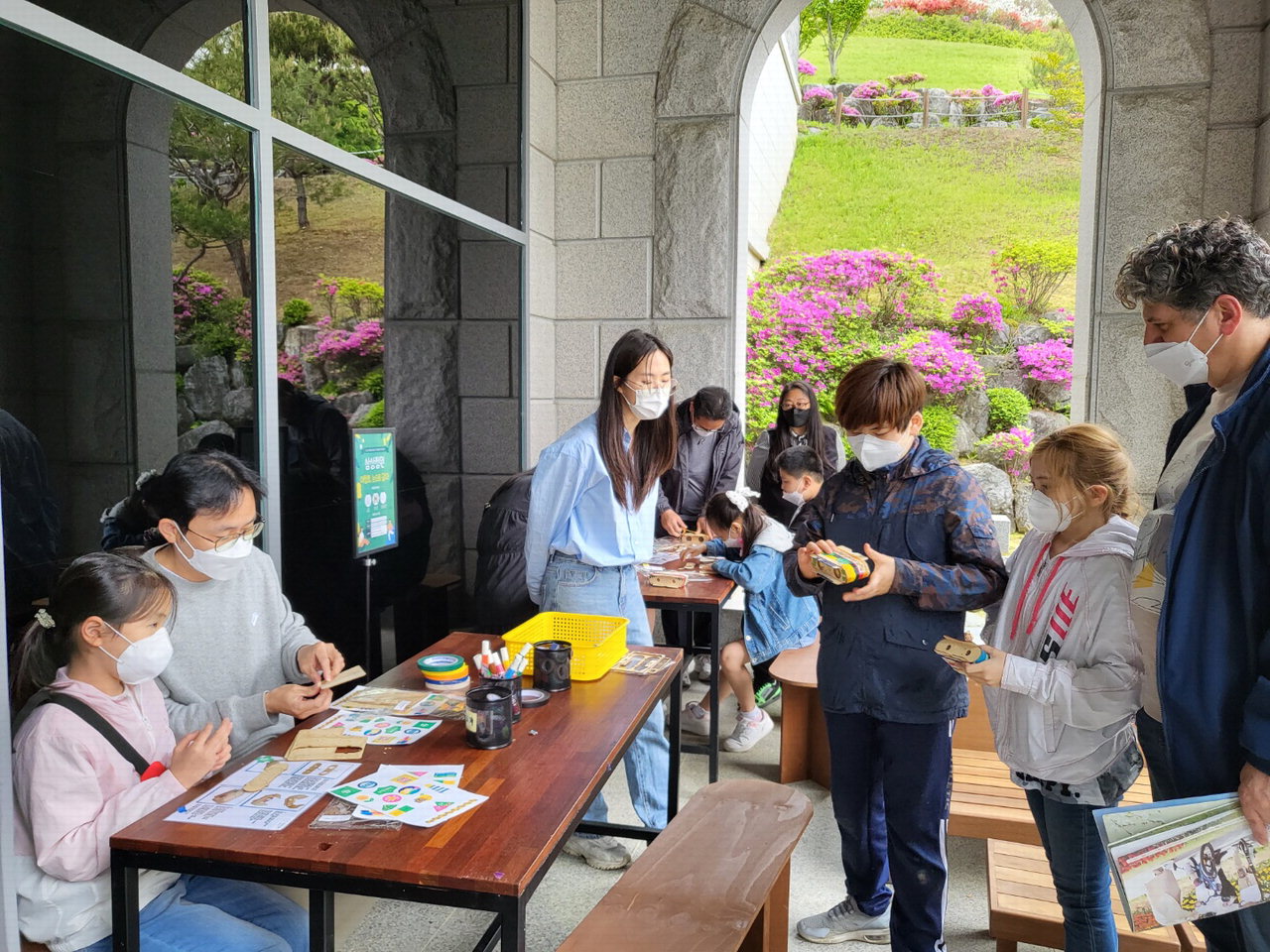 대청호미술관 방문객들이 지난 4월 30일 '대청호, 눈으로 담다' 체험행사에서 배부한 망원경 키트를 만들고 있다. / 대청호미술관