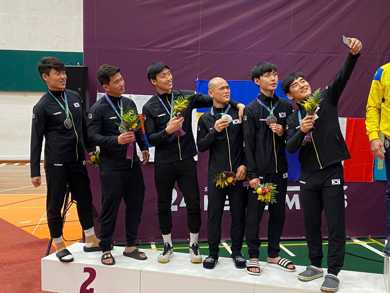 제24회 하계 데플림픽 유도 종목에서 은메달 4개를 획득한 정종욱(왼쪽 여섯 번째)과 황현 이 기념촬영을 하고 있다. /세종시장애인체육회 제공