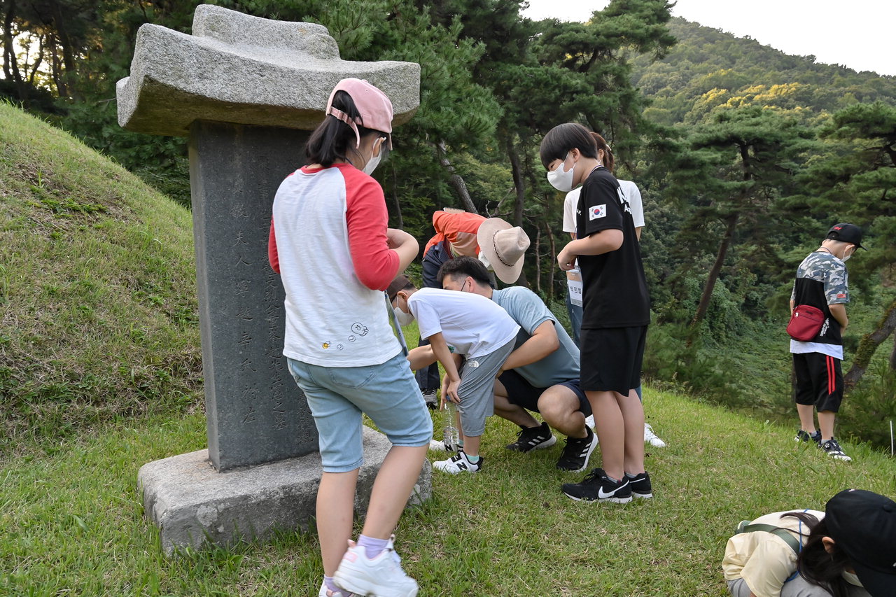 옥천 조헌 묘소에서 함께 쓰레기를 줍는 아이들의 모습.