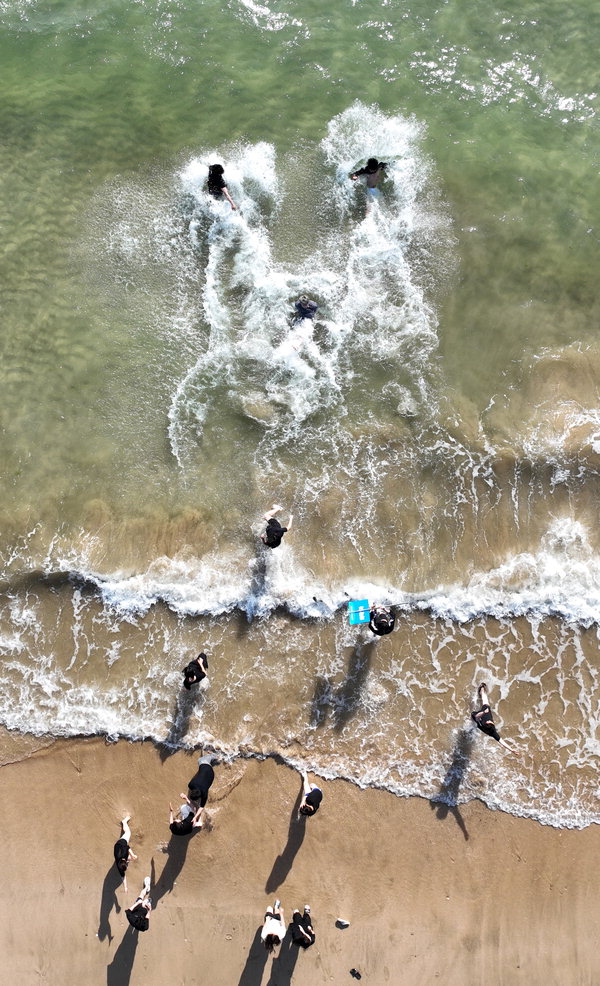 주말인 14일 충남 보령시 대천해수욕장을 찾은 방문객들이 물놀이를 즐기고 있다. /김명년