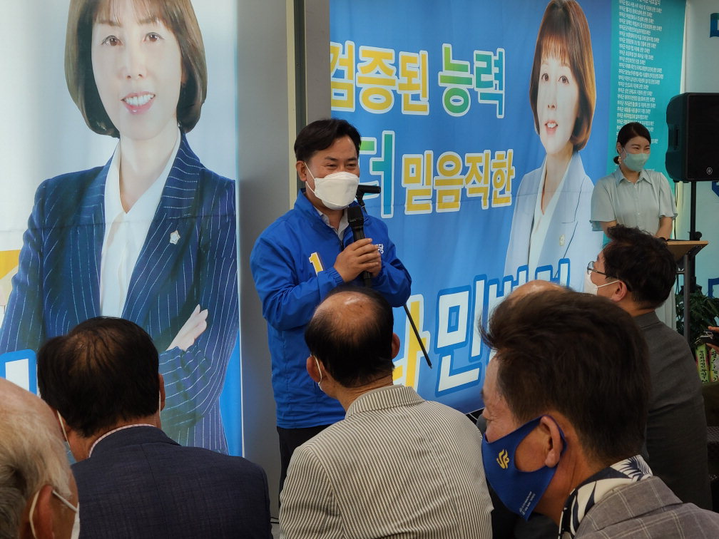 민병희 후보 개소식에서 축사를 하고 있는 박정현 군수 후보/윤영한