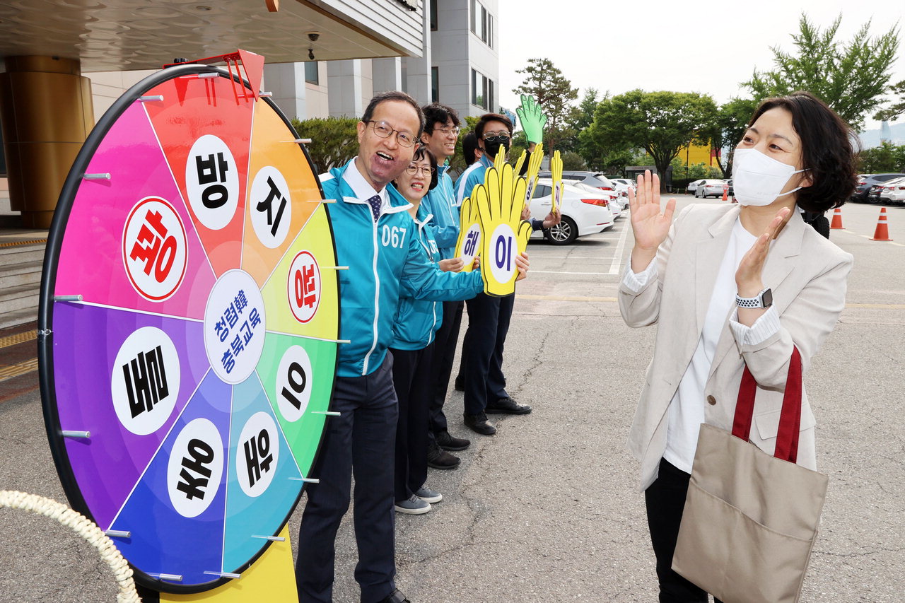 홍기석 충북도교육감 권한대행은 19일 도교육청에서 감사관 직원들과 함께 이해충돌방지법 캠페인에 참가했다.