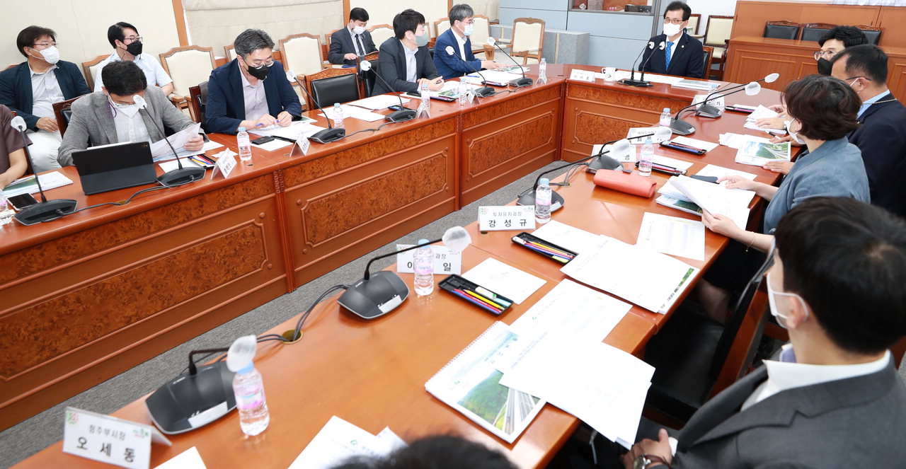 충북도는 24일 도청 소회의실에서 영동~진천 고속도로 연계 지역개발 기본구상 연구용역 착수보고회를 개최했다. /충북도