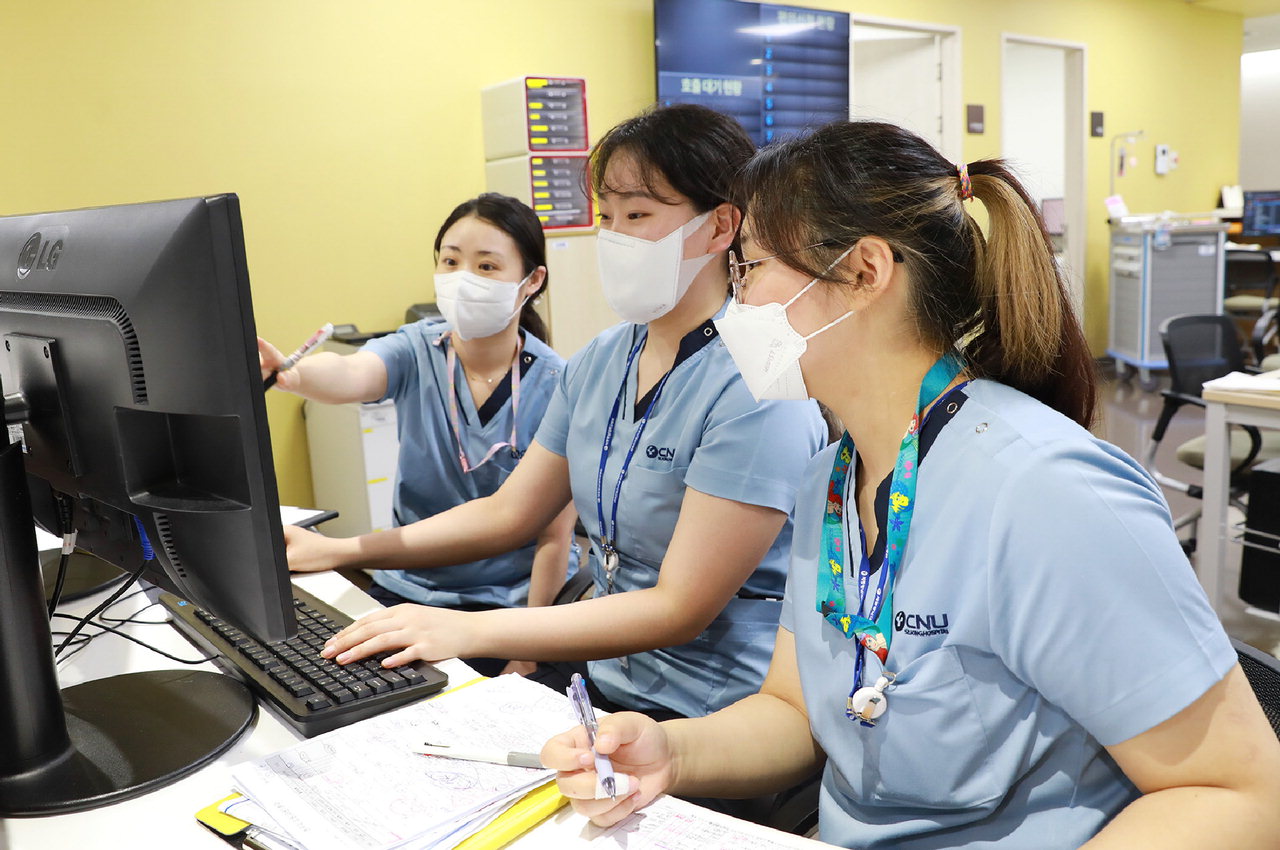 세종충남대학교병원은 보건복지부와 건강보험심사평가원이 실시하는 간호사 교대제 개선 시범사업에 선정돼 오는 2025년 4월까지 3년간 운영한다. 세종충님대병원 제공