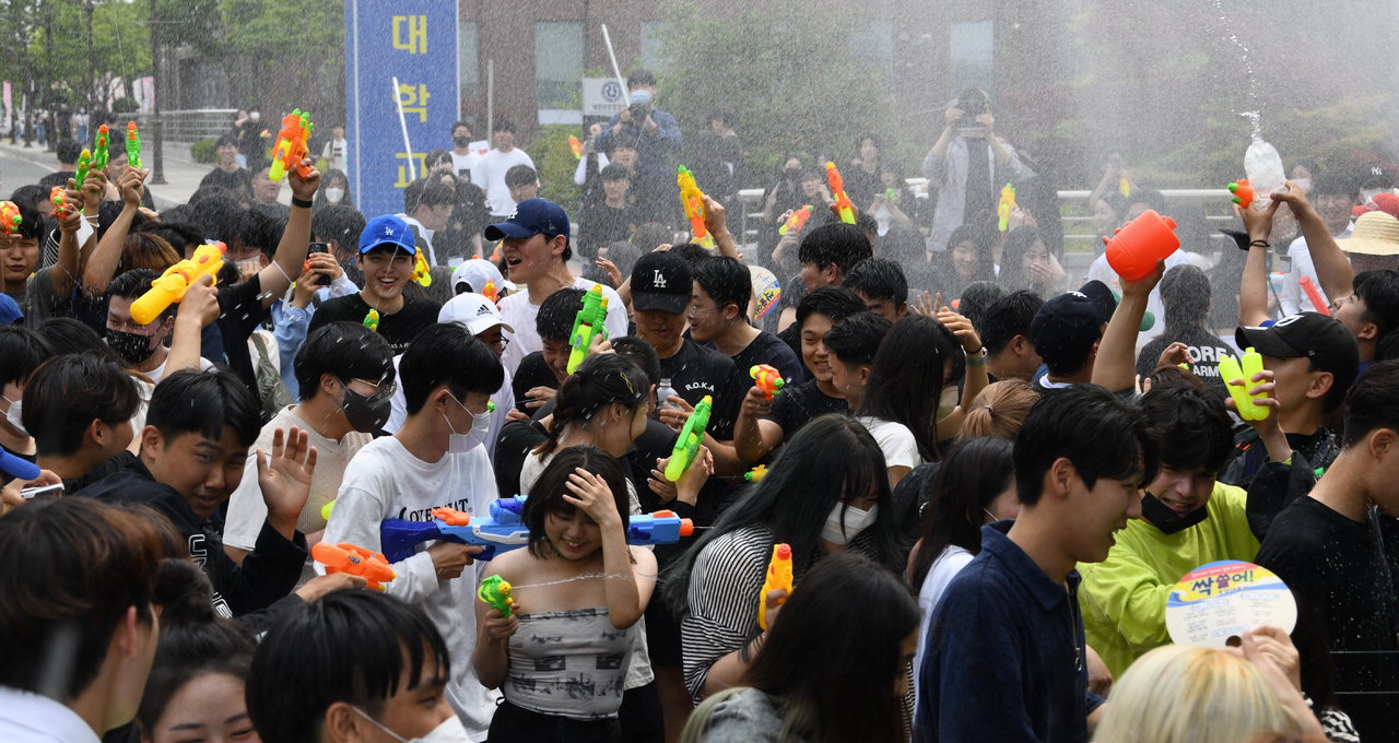 25일 충북 청주대학교에서 열린 '2022 우암 대동제'에서 학생들이 물총싸움을 하며 3년 만에 돌아온 축제를 즐기고 있다. /김명년